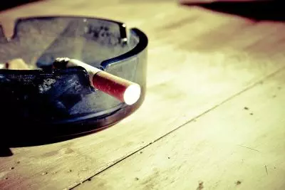 Un cigarrillo encendido libera en la atmósfera cientos de componentes distintos.